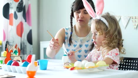 Mutter-und-Tochter-bereiten-sich-auf-Osterurlaub