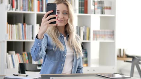 Chica-joven-tomando-Selfie-con-smartphone,-fotografía