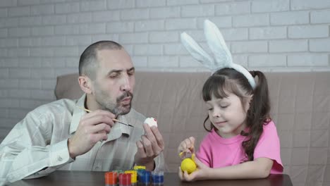 La-familia-se-prepara-para-las-vacaciones-de-Pascua.