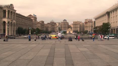 TIMELAPSE,-KIEV,-UKRAINE,-Independence-Square:-In-der-Innenstadt-eine-große-Bewegung-von-Menschen-und-Fahrzeugverkehr.-Im-Vordergrund-ein-Kopierplatz.-Unabhängigkeitsplatz