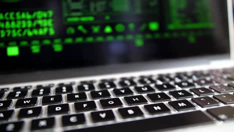 Computerkonsole-programmieren-Hacking-Code-auf-Laptop-Bildschirm-angezeigt