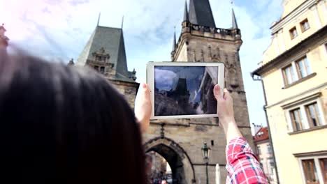 Weiblicher-Reisender,-der-mittelalterliche-Burg-und-blauen-Himmel-mit-Tablet-PC-über-der-Schulter-fotografiert