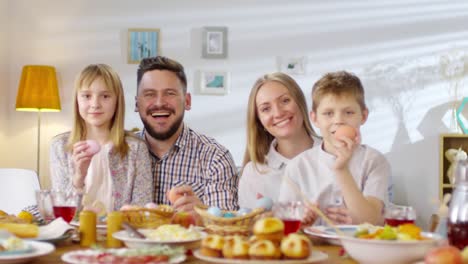 Porträt-der-Familie-mit-Kindern-beim-Osteressen