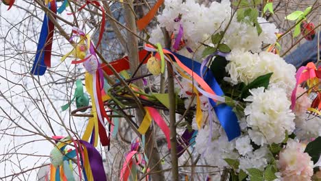 Osterbaum,-Weide-mit-dekorativen-Eiern-und-farbigen-Bändern,-Ferienhintergrund