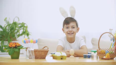 El-pequeño-chico-lindo-y-adorable-está-sonriendo-sinceramente.-El-chico-está-bombeando.-Concepto-vacaciones-de-Pascua.