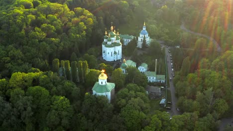 Vista-aérea-del-monasterio-de-Vydubychi,-al-atardecer,-Kiev,-Ucrania