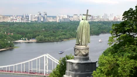 Denkmal-für-Wladimir,-den-Täufer-von-Rus-und-die-Fußgängerbrücke-in-Kiew-an-einem-sonnigen-Frühlingstag