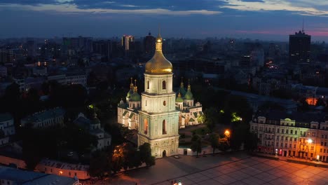 Flug-in-der-Nacht-über-die-Kathedrale-von-Sofia-in-Kiew