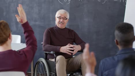 Profesor-haciendo-preguntas-a-los-estudiantes-en-clase