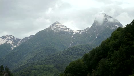 Wolken-über-Bergen-Russland