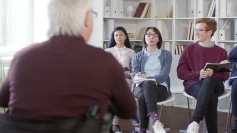 Studenten-heben-Hände-auf-und-beantworten-Fragen