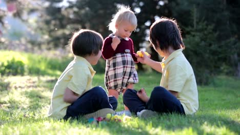 Süße-Kinder,-Junge-Brüder-mit-hasen-Ohren,-Eierjagd-für-Ostern,-Kinder-und-Ostertage-Traditionen.-Kinder-und-Urlaub