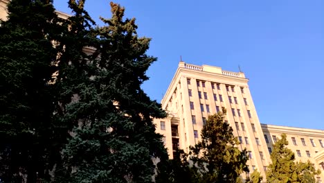 Vista-de-edificio-de-la-industria-estatal-o-Gosprom-construido-en-arte-de-la-construcción-sobre-el-cielo-azul,-rayo-de-sol-en-el-cielo