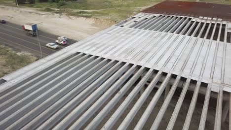 Construcción-de-un-cruce-vial-en-la-ciudad.-Vista-aérea.-Paso-elevado.-Coches-de-tráfico-en-la-noche-de-verano