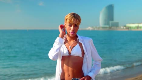 Hermosa-mujer-transexual-sexy-posando-en-la-playa