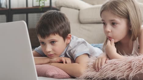 Children-watching-movie-at-home