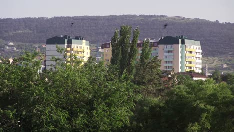 Großes-mehrstöckiges-Haus-in-der-Nähe-der-Berge-auf-der-Krim