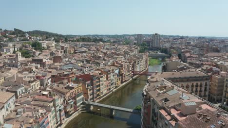 Vista-aérea-del-barrio-medieval-en-el-río-Onyar