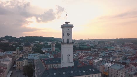 Ciudad-aérea-de-Lviv,-Ucrania.-Ciudad-Europea.-Zonas-populares-de-la-ciudad.-Ayuntamiento