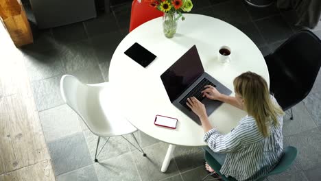 Vista-superior-de-la-periodista-caucásica-que-trabaja-en-freelance-en-casa