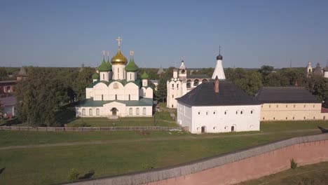 Flug-über-das-Erlöserkloster-des-Heiligen-Euthymius-in-Susdal.-Luftaufnahme-des-alten-russischen-Klosters.-Vladimir-Oblast.-Russland