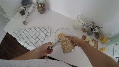 POV-de-Hombre-Haciendo-Copos-de-Maíz-con-Leche-para-el-Desayuno-en-casa