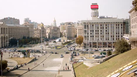 Vista-de-lapso-de-tiempo-de-Majdan-Nezalezhnosti-en-un-día-soleado-de-otoño.