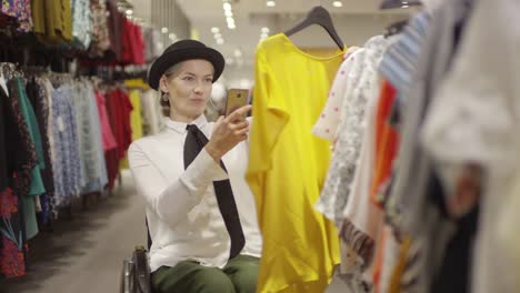 Mujer-en-silla-de-ruedas-tomando-foto-de-blusa-en-la-tienda