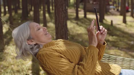 Aged-Woman-Resting-in-Hängematte-im-Freien