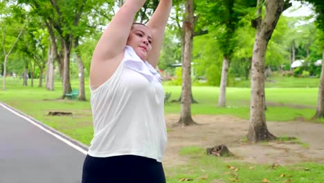 Mujer-joven-de-gran-construcción-haciendo-ejercicio-para-bajar-de-peso-en-el-parque