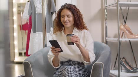 Frau-trinkt-Kaffee-in-Kleidung-Store