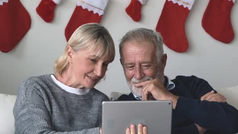 ancianos-ancianos-caucásicos-ancianos-y-mujeres-usando-tabletas-y-jugando-internet-en-línea-juntos