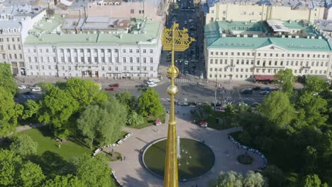 Goldenes-Schiff-auf-der-Spitze-der-Admiralität-Symbol-von-St.-Petersburg-Antenne