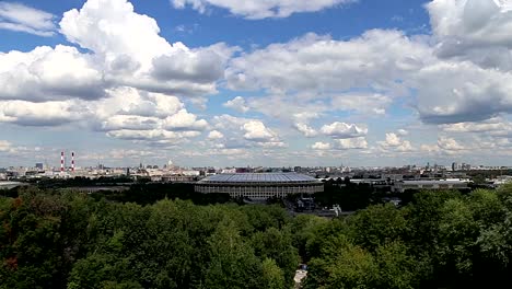 Blick-auf-das-Zentrum-von-Moskau-von-Sparrow-Hills-oder-Vorobyovy-Gory-Beobachtung-(Betrachtung)-Plattform---ist-auf-einem-steilen-Ufer-85-m-über-dem-Moskwa-Fluss,-oder-200-m-über-dem-Meeresspiegel.-Moskau,-Russland