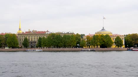 Blick-auf-Gebäude-in-Sankt-Petersburg-vom-Fluss-am-Herbsttag