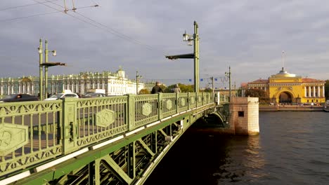 los-habitantes-de-la-ciudad-y-el-transporte-se-están-moviendo-en-el-puente-del-Palacio-en-San-Petersburgo