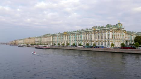 hermoso-terraplén-del-río-Neva-en-San-Petersburgo,-arquitectura-tradicional-del-norte