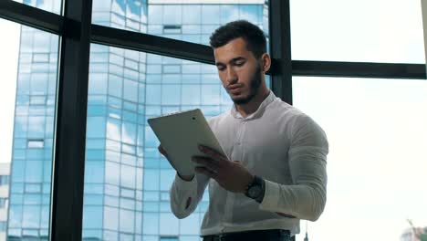 Geschäftsmann-mit-digitalem-Tablet-im-Büro