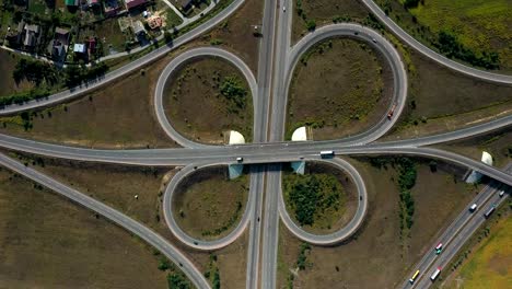 Intercambio-de-coches-grandes,-disparo-aéreo.-Ruta-Kiev-Zhytomyr