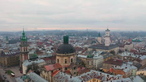 vuelo-por-encima-de-los-tejados-al-atardecer.-antigua-ciudad-europea.-Ucrania-Lviv