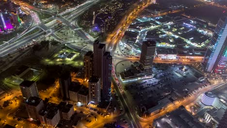 Skyline-mit-Wolkenkratzern-Nacht,-Timelapse-in-Kuwait-Stadt-Innenstadt-beleuchtet-bei-Dämmerung.-Kuwait-Stadt,-Naher-Osten