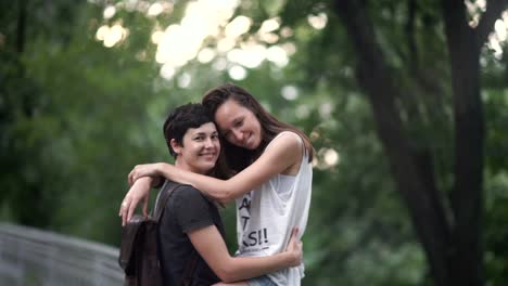 Las-lesbianas-se-sientan-en-una-valla-y-abraza-a-su-novia