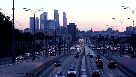 El-tráfico-en-la-autopista-de-gran-ciudad-(en-la-noche,-Moscú,-Rusia)