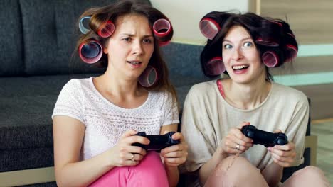 Zeitlupe-von-zwei-lustigen-Frauen-spielen-Konsolenspiele-mit-Gamepad-und-spaßigen-zu-Hause