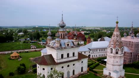 Flug-über-Kreml-in-Jurjew-Polskiy,-Russland