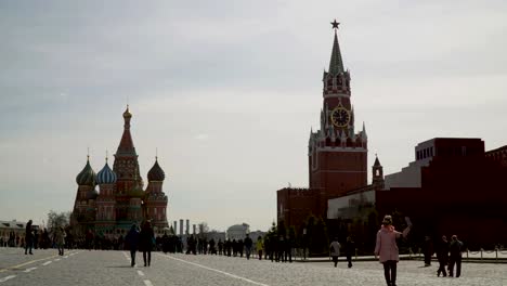 Y-turistas-visitando-la-Plaza-Roja-en-Moscú,-Rusia.-Time-lapse