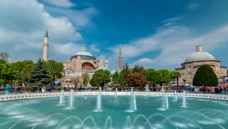 Blick-auf-schöne-Hagia-Sophia-mit-ein-Brunnen-Timelapse,-christliche-Basilika,-kaiserliche-Moschee-und-jetzt-ein-Museum,-Istanbul,-Türkei