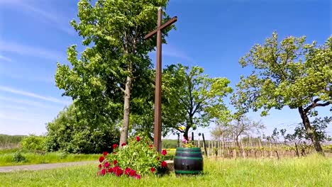 Cruz-de-madera-en-el-cruce-en-un-día-soleado-video-de-colocación.