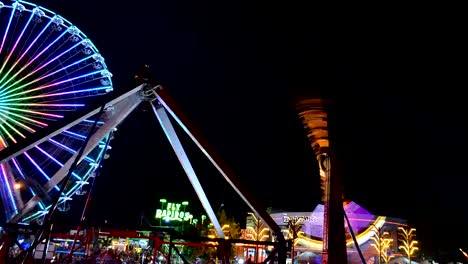 Attraction-pendulum.-Time-lapse.	Night-attraction.