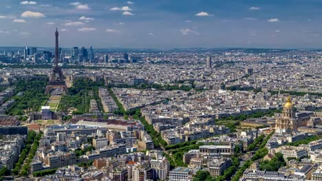 Luftaufnahme-von-Montparnasse-Turm-mit-Eiffelturm-und-La-Défense-Viertel-auf-Hintergrund-Zeitraffer-in-Paris,-Frankreich